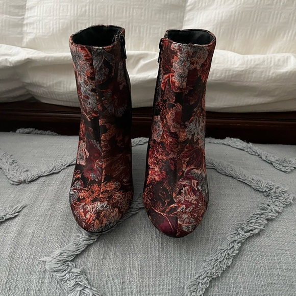 Beautiful floral bootie - Perfect for Fall/Winter - Picture 3 of 5